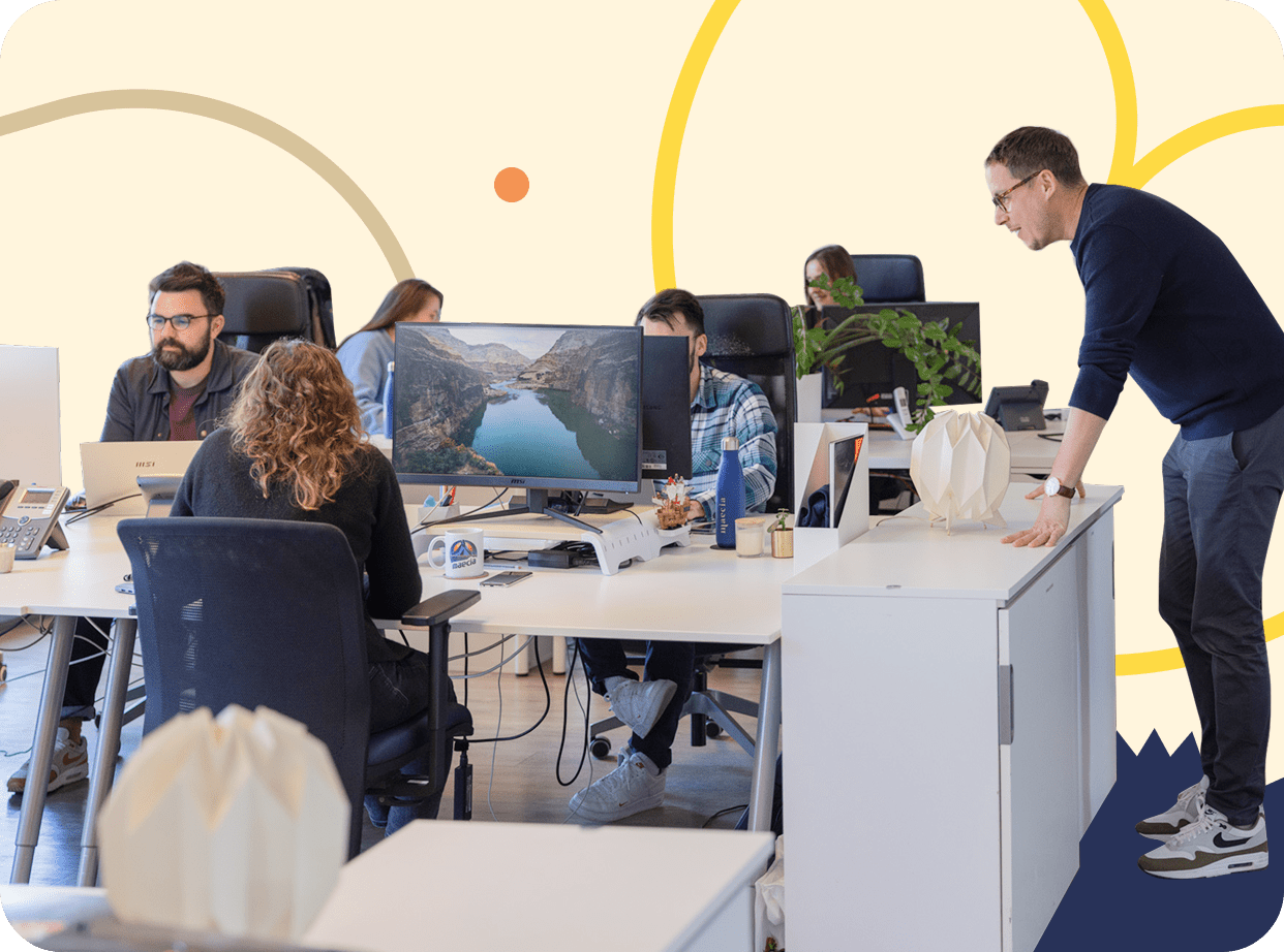 Photo d'une femme qui tiens une tablette