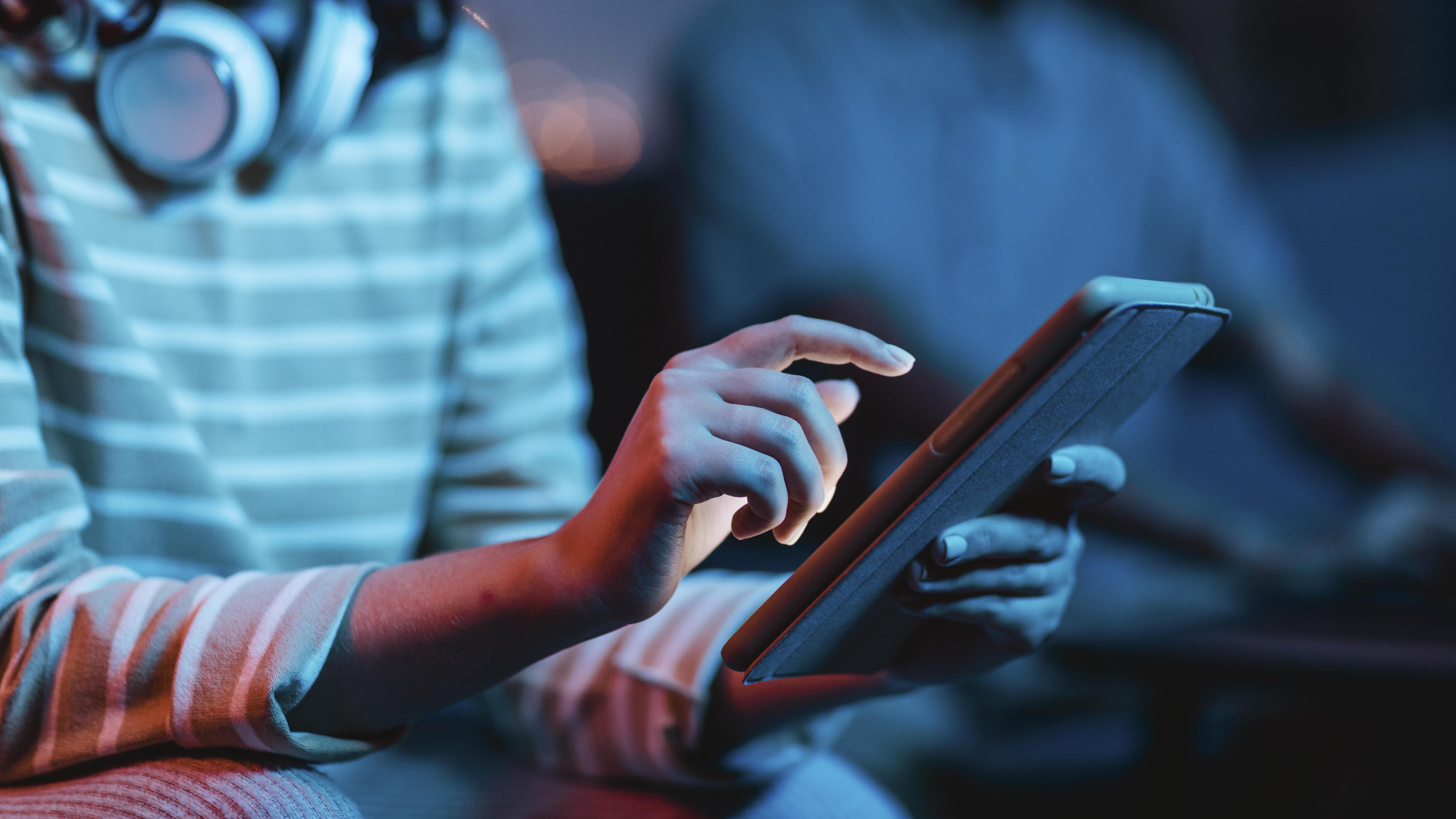 Photo d'une femme utilisant une tablette