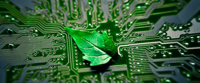 Photo d'une femme utilisant une tablette